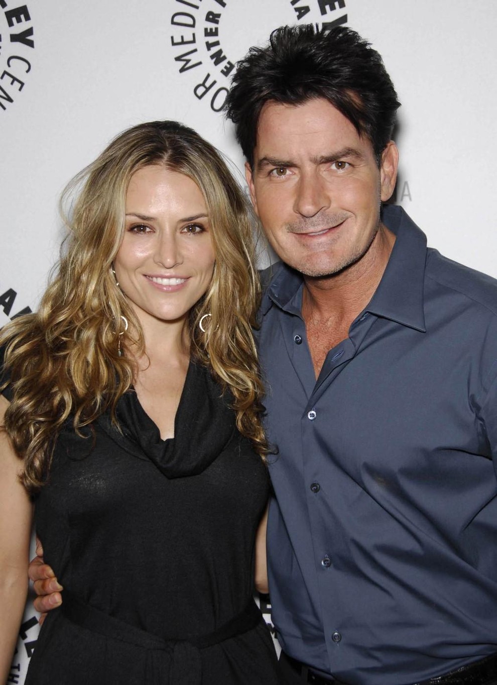 Charlie Sheen je privolil, da bo svoji nekdanji soprogi Brooke Mueller izplačal 500.000 dolarjev in s tem končal dolgoletni spor …