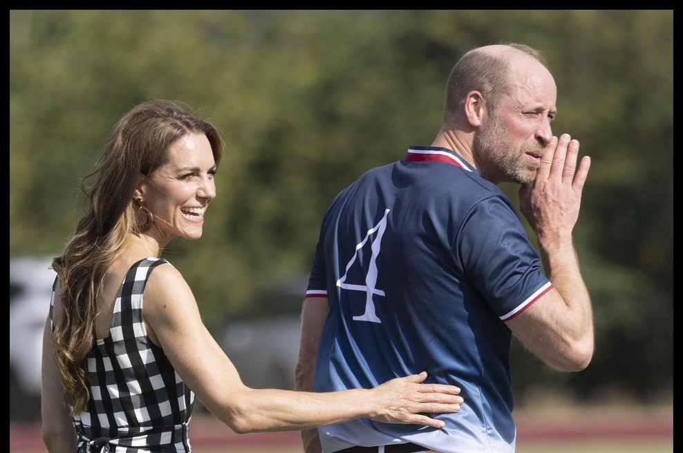 Kate Middleton se ni uspela upreti, da ne bi poljubila princa Williama, kamere pa vse posnele (foto: Profimedia)