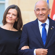 Vsi so se obračali za njo! Urška Bačovnik Janša v prefinjeni obleki, na njej pa nekaj prav posebnega (izbrskali smo, koliko stane)