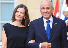 Vsi so se obračali za njo! Urška Bačovnik Janša v prefinjeni obleki, na njej pa nekaj prav posebnega (izbrskali smo, koliko stane)