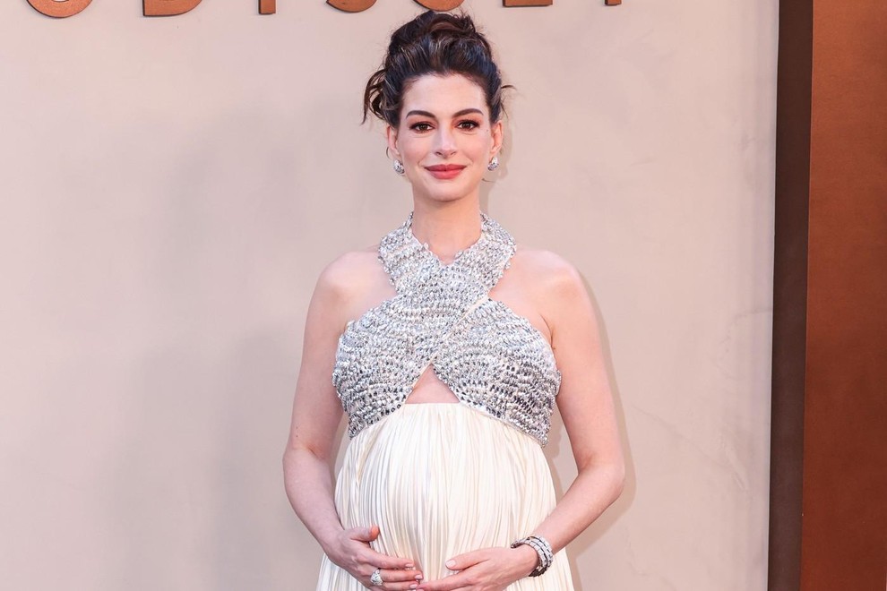 Anne Hathaway v zadnjih tednih priteguje pozornost, kjer koli se pojavi, predvsem zaradi nosečniškega trebuščka, ki ga ponosno razkazuje med …