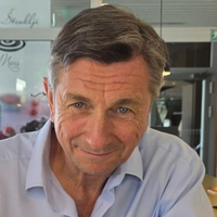 Borut Pahor med sprehodom na Kitajskem obstal kot vkopan: kar je zagledal na pločniku, ga je pustilo odprtih ust (FOTO)