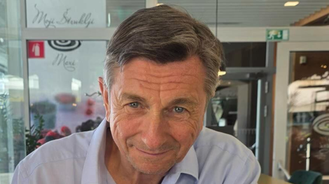 Borut Pahor med sprehodom na Kitajskem obstal kot vkopan: kar je zagledal na pločniku, ga je pustilo odprtih ust (FOTO)