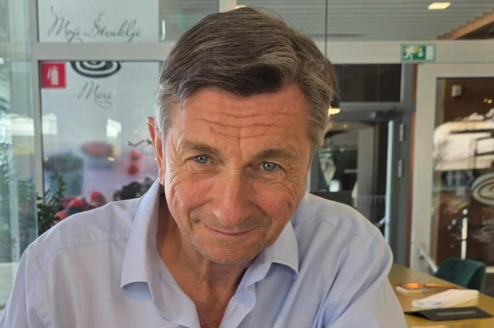 Borut Pahor med sprehodom na Kitajskem obstal kot vkopan: kar je zagledal na pločniku, ga je pustilo odprtih ust (FOTO) (foto: instagram.com/borutpahor)