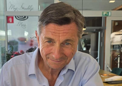 Borut Pahor med sprehodom na Kitajskem obstal kot vkopan: kar je zagledal na pločniku, ga je pustilo odprtih ust (FOTO)