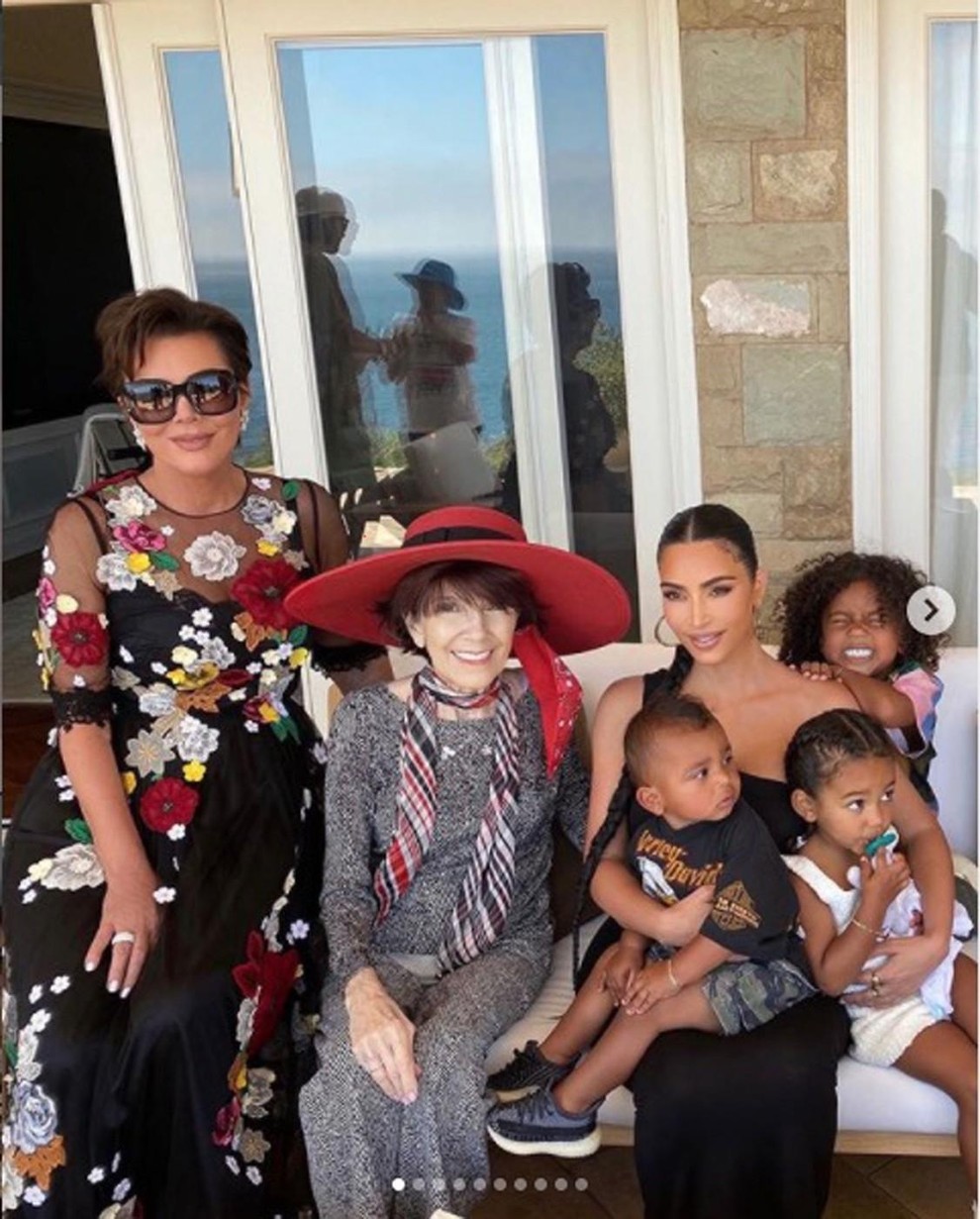 Družino Kardashian-Jenner je pretresla velika izguba. Umrla je mama Kris Jenner, Mary Jo Campbell, bolj znana kot MJ, ki je …