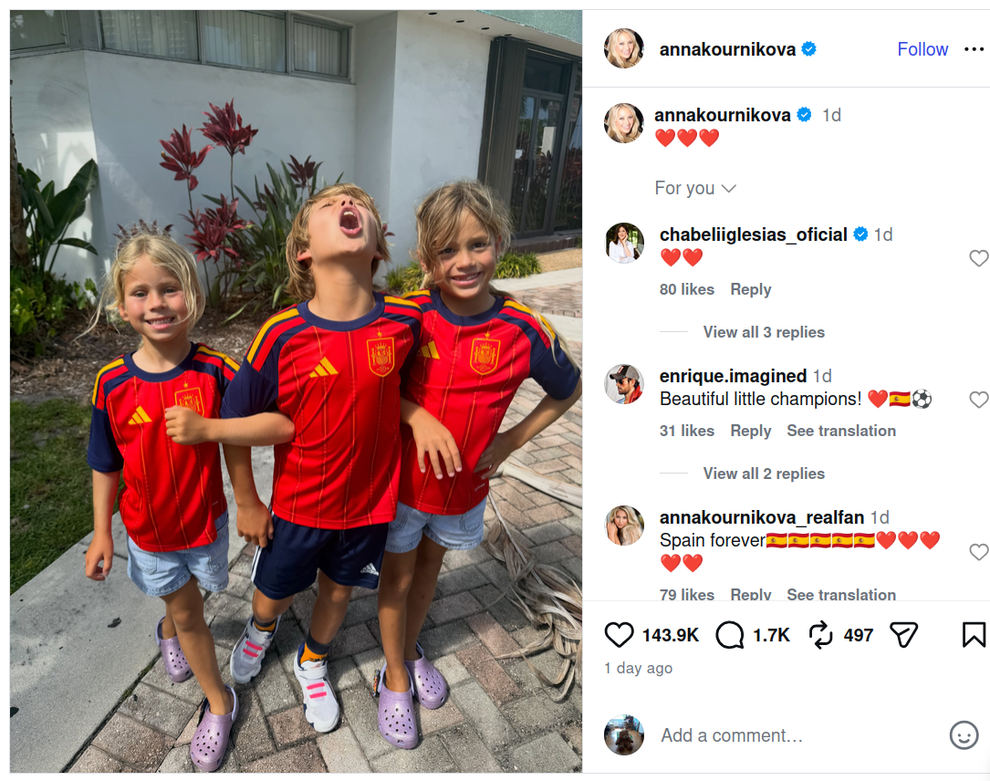 Lucy, Nicholas in Mary so glasno navijali za reprezentanco države, iz katere prihaja njihov oče Enrique Iglesias, na družinski fotografiji …