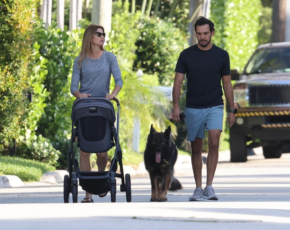 Bündchen ima iz zakona z nekdanjim možem Tomom Bradyjem dva otroka – 16-letnega sina Benjamina in 13-letno hčer Vivian. V …