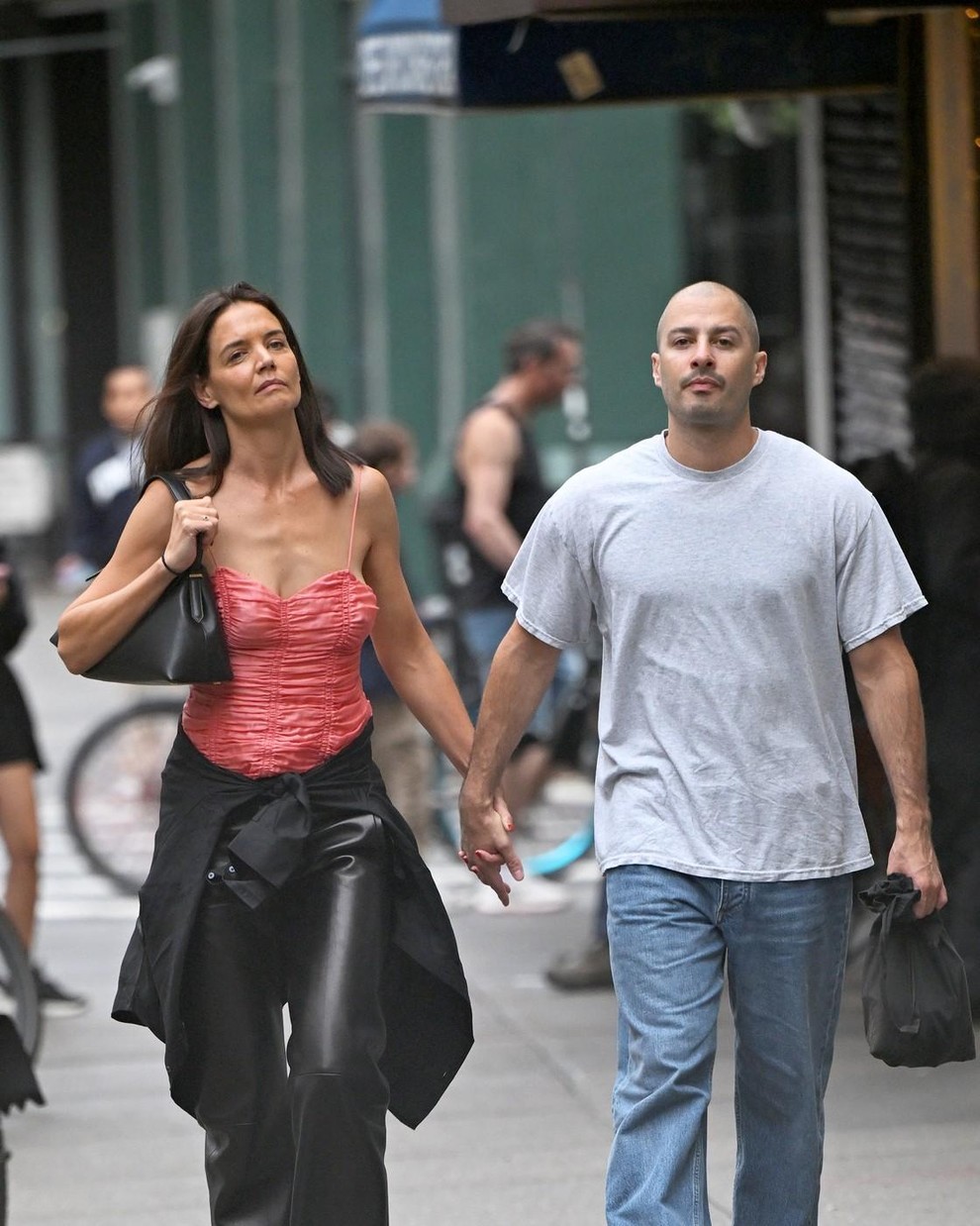 Ameriška igralka Katie Holmes je znova zaljubljena. Zvezdnico serije Dawson's Creek so v New Yorku opazili v družbi umetnika Jasona …