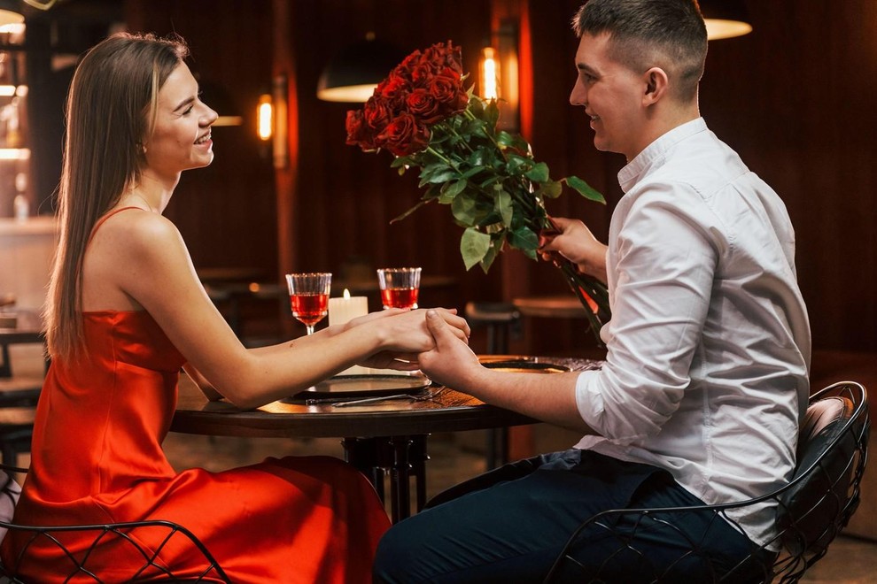 Zakaj romantika ni enako ljubezen? Rože, darila, strastne noči in lepe besede – vse to je prijetno. Toda moški pogosto …