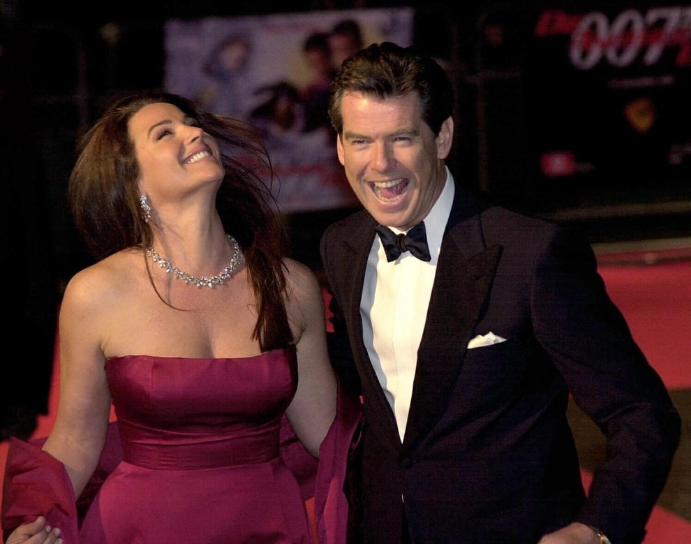 Pierce Brosnan in Keely Shaye Smith praznujeta srebrno poroko. Poročila sta se 4. avgusta 2001 na Irskem, njuna ljubezenska zgodba, …
