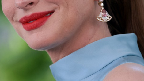 Noseča Anne Hathaway nosečniški trebušček premiera