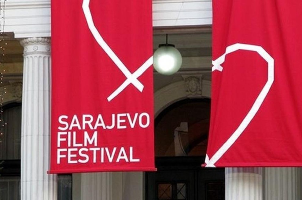 Mlada Slovenka polni balkanske medije: na rdeči preprogi v Sarajevu ukradla vse poglede (FOTO) (foto: Hina/STA)