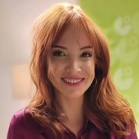 Mojca Mavec pritegnila poglede v seksi rdeči obleki: najbolj zanimiv detajl se skriva zadaj (FOTO)