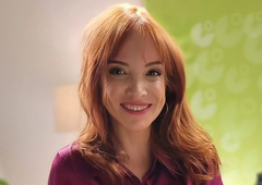 Mojca Mavec pritegnila poglede v seksi rdeči obleki: najbolj zanimiv detajl se skriva zadaj (FOTO)