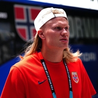 FOTO: Erling Haaland ni več videti tako: Njegovih dolgih svetlih las ni več!