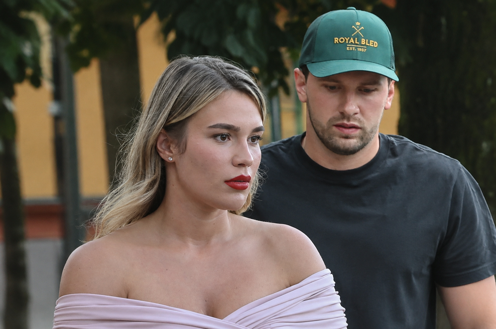 Tukaj je dokaz, vse je res: to, kar je Anamarii zdaj naredil Luka Dončić, močno odmeva (in pove več kot 1000 besed) (foto: Ustvarjeno z UI/Marko Vavpotič/Žiga Živulovič jr./Bobo/fotomontaža)
