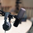 Znani voditelj zapušča Radio 1: ta skrivnostna objava zdaj razkriva vse (tudi to, kam odhaja)