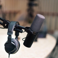 Znani voditelj zapušča Radio 1: ta skrivnostna objava zdaj razkriva vse (tudi to, kam odhaja)