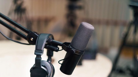 Znani voditelj zapušča Radio 1: ta skrivnostna objava zdaj razkriva vse (tudi to, kam odhaja)