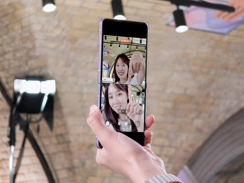 Triki s prepogljivim zaslonom: Kako izkoristiti Galaxy Z Flip8 za popolne fotografije brez stativa