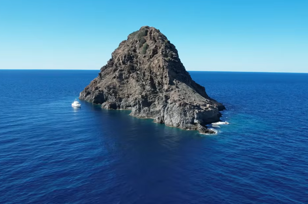 Otok, ki skriva skrivnost: to je kraj, ki ga obiščejo le najpogumnejši (foto: Zaslonska slika/Youtube/OUTDOOR & TRAVEL ADVENTURES by Marino Mazor OUTDOOR & TRAVEL ADVENTURES by Marino Mazor)