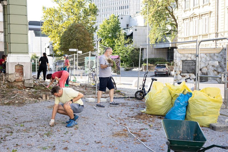 Stara Drama prenova plevel zanemarjena stavba