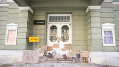 Stara Drama prenova plevel zanemarjena stavba