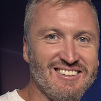 Ta poteza Denisa Avdića močno odmeva: brez milosti zamenjal del ekipe in vanjo pripeljal znanega Slovenca s televizije
