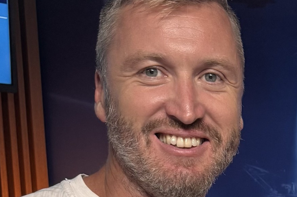 Ta poteza Denisa Avdića močno odmeva: brez milosti zamenjal del ekipe in vanjo pripeljal znanega Slovenca s televizije (foto: Radio 1)