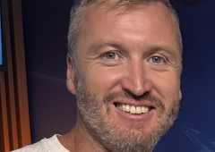 Ta poteza Denisa Avdića močno odmeva: brez milosti zamenjal del ekipe in vanjo pripeljal znanega Slovenca s televizije