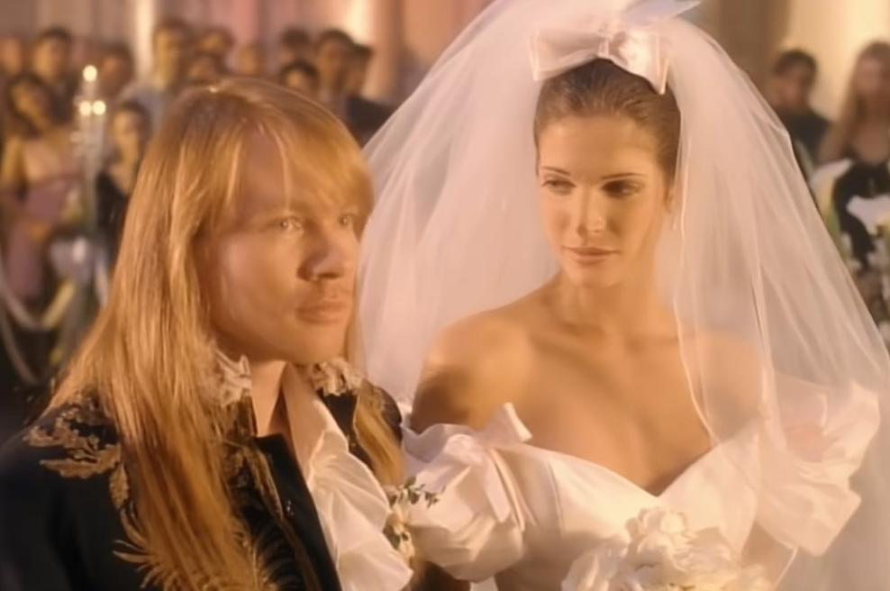 Burno ljubezen s kultnim rockerjem je spremljal ves svet, nato jo je doletela nepredstavljiva tragedija (foto: youtube.com/@gunsnroses/posnetek zaslona)