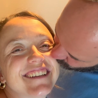 Radijska voditelica Anja H. Ramšak postala mamica, tukaj je prva fotografija njene hčerkice (FOTO)