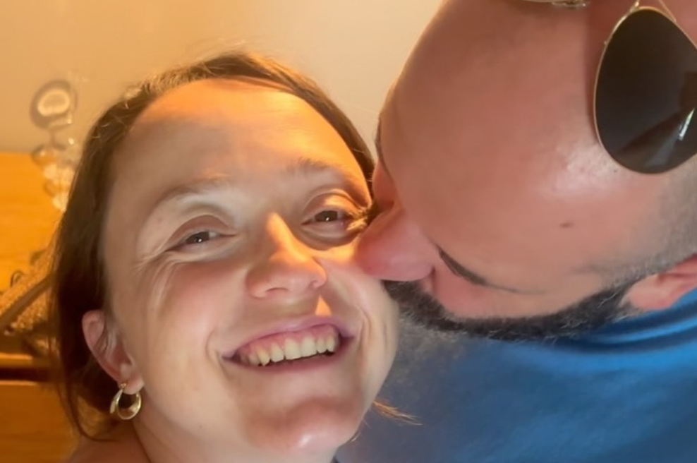 Radijska voditeljica Anja H. Ramšak postala mamica, tukaj je prva fotografija njene hčerkice (FOTO) (foto: instagram.com/matevzhomovecramsak/posnetek zaslona)