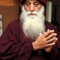 Osho o tem, zakaj je neumno skrbeti, kaj si o vas mislijo drugi