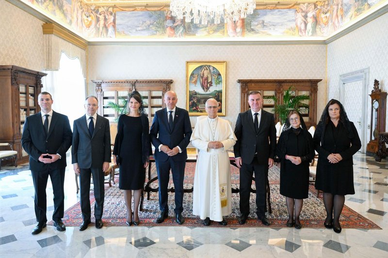 Urška Bačovnik Janša in Janez Janša obisk papež Leon XIV. Vatikan