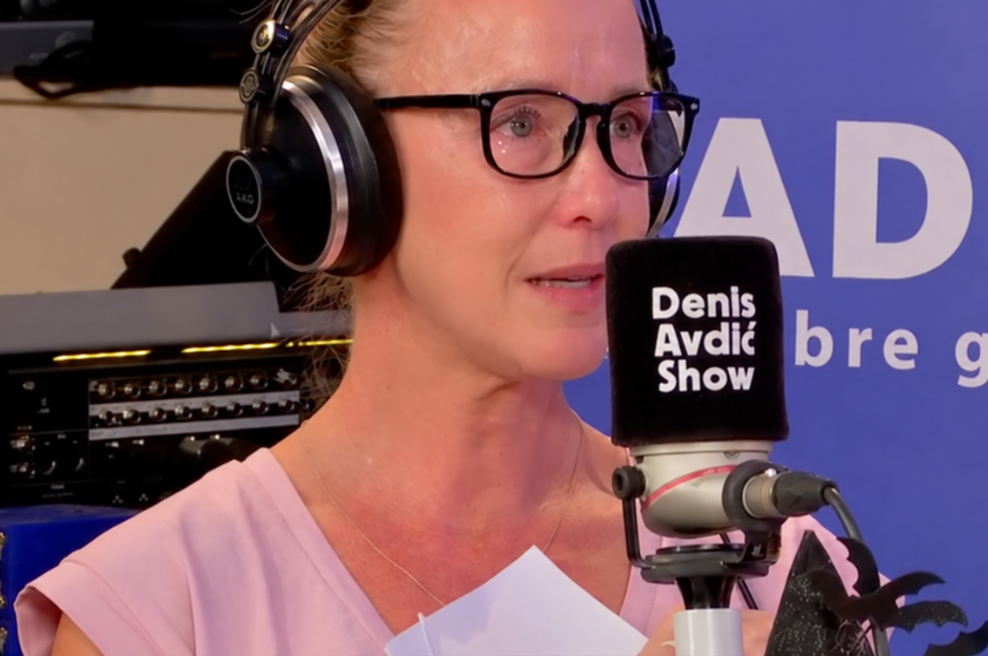 Zlomljeno Oto Širca Roš kar sredi radijskega programa premagala čustva, njen obraz zalile solze: "Ti prav hočeš, da jaz jokam …" (foto: Radio 1)