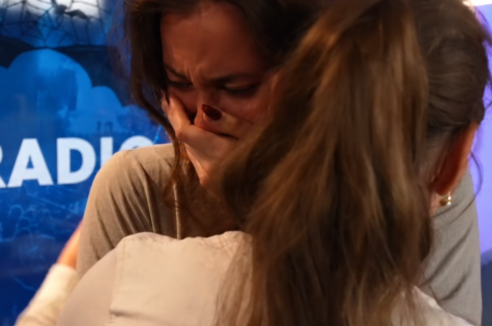 Solze v studiu Radia 1: presenečeno Laro Tošić na kolena spravilo nekaj, na kar zares ni bila pripravljena (foto: Radio 1)