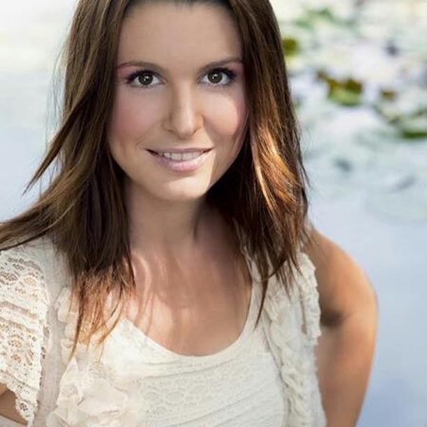 NEKOČ JE BILA RJAVOLASKA Se je še spomnite takšne? Da, nasmeh na fotografiji pripada Bernardi Žarn, ki je bila pred …
