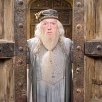 Vsi ga poznamo kot profesorja Dumbledorja, le redki pa vedo, zakaj se je umaknil z odrskih desk