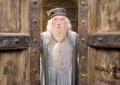 Vsi ga poznamo kot profesorja Dumbledorja, le redki pa vedo, zakaj se je umaknil z odrskih desk