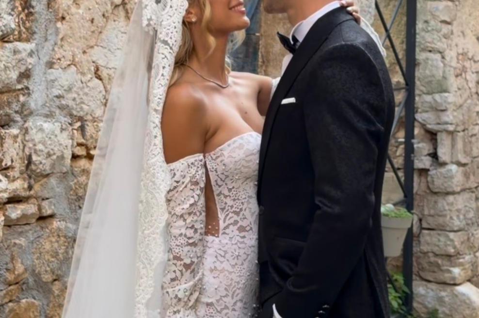 Znani Slovenec pred oltar: njegova nevesta blestela v belem, en detajl na njej je še posebej izstopal (FOTO) (foto: instagram.com/satinweddings/posnetek zaslona)