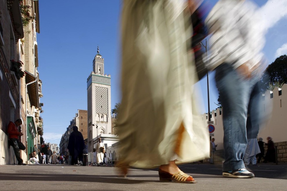 2043 – Svetovno gospodarstvo doživi nenaden razcvet. Evropi vladajo muslimani.