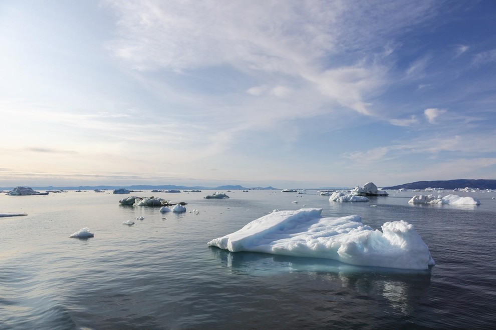 2033 – Polarni led se pospešeno tali. Gladina oceanov narašča.