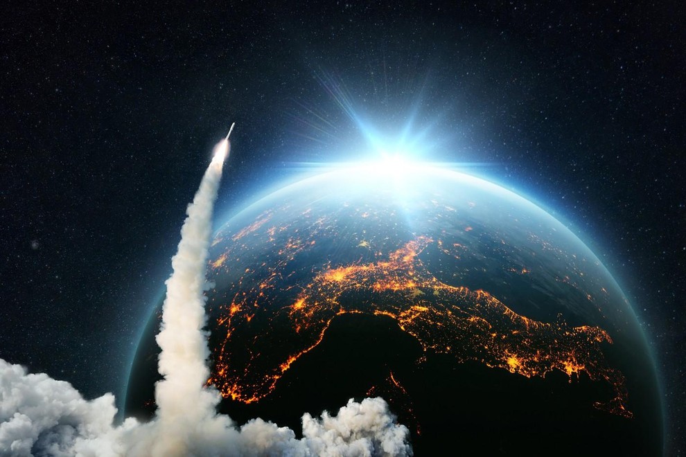 2028 – Razvoj nove oblike energije (verjetno nadzorovane termonuklearne reakcije). Na Zemlji začne postopoma prevladovati vsesplošna lakota. Vesoljsko plovilo s …