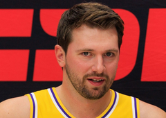 Ste opazili, kaj je imel Luka Dončić med tekmo na sebi? Za tem se skriva ganljiva zgodba (FOTO)