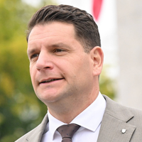 Zoran Stevanović na proslavo pripeljal mično ženo Vesno: fotografi ujeli trenutek intimnosti med njima (FOTO)