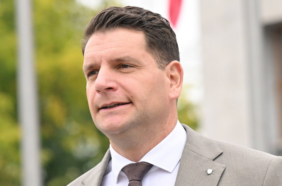 Zoran Stevanović je stranko Resni.ca ustanovil leta 2020, širši slovenski javnosti pa je postal znan predvsem med protesti proti epidemiološkim …