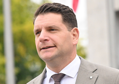 Zoran Stevanović na proslavo pripeljal mično ženo Vesno: fotografi ujeli trenutek intimnosti med njima (FOTO)
