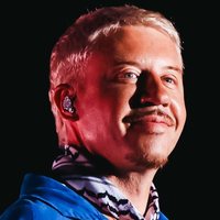 Po izključitvi s Sheeranove turneje Macklemore udaril nazaj: njegova poteza odmeva po svetu